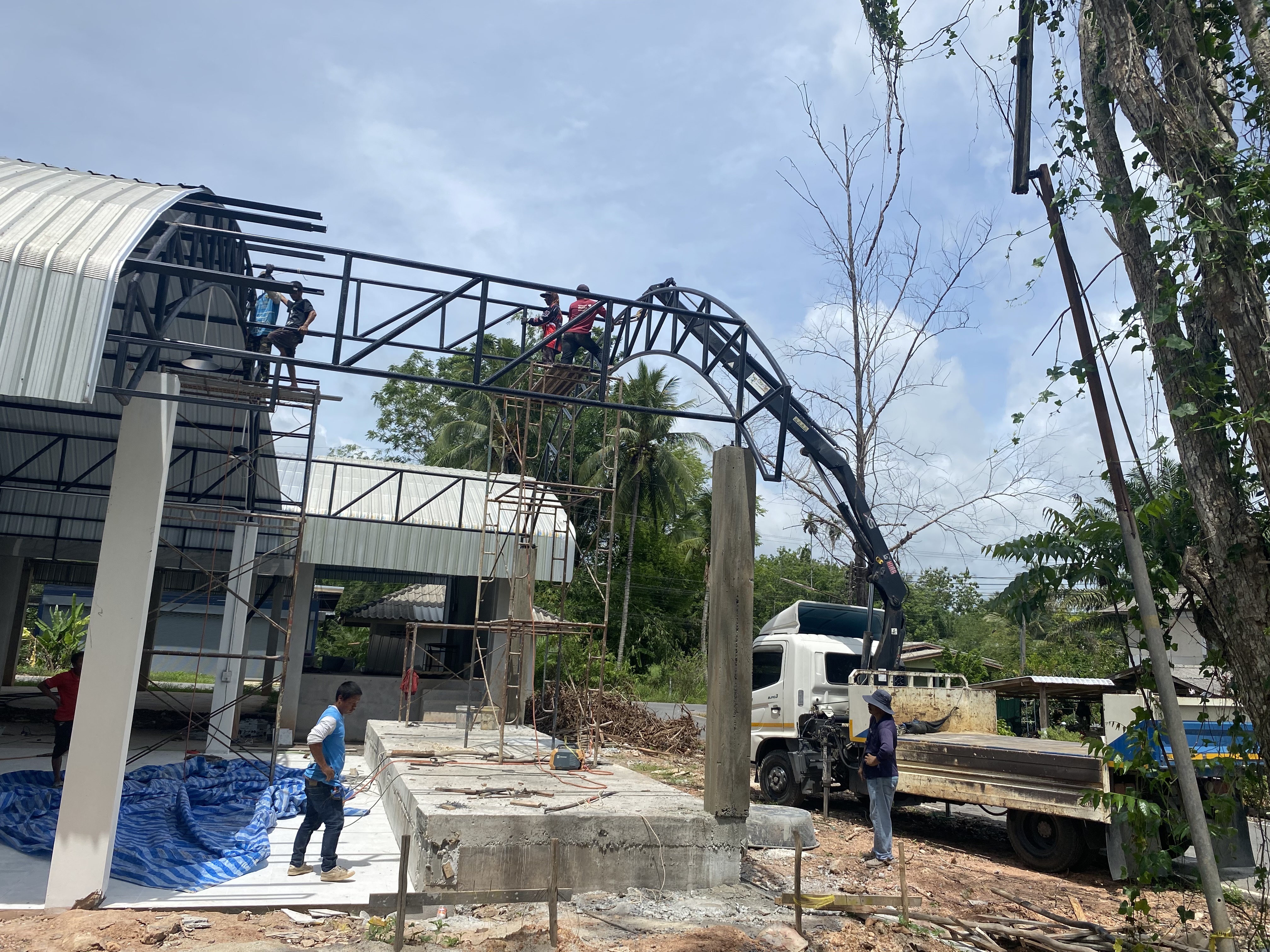 ทีมงานก่อสร้างกำลังตรวจแบบหน้างาน